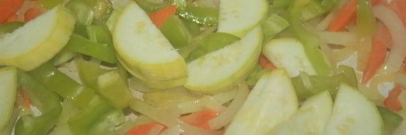 куриная печень с овощами в сметанном соусе