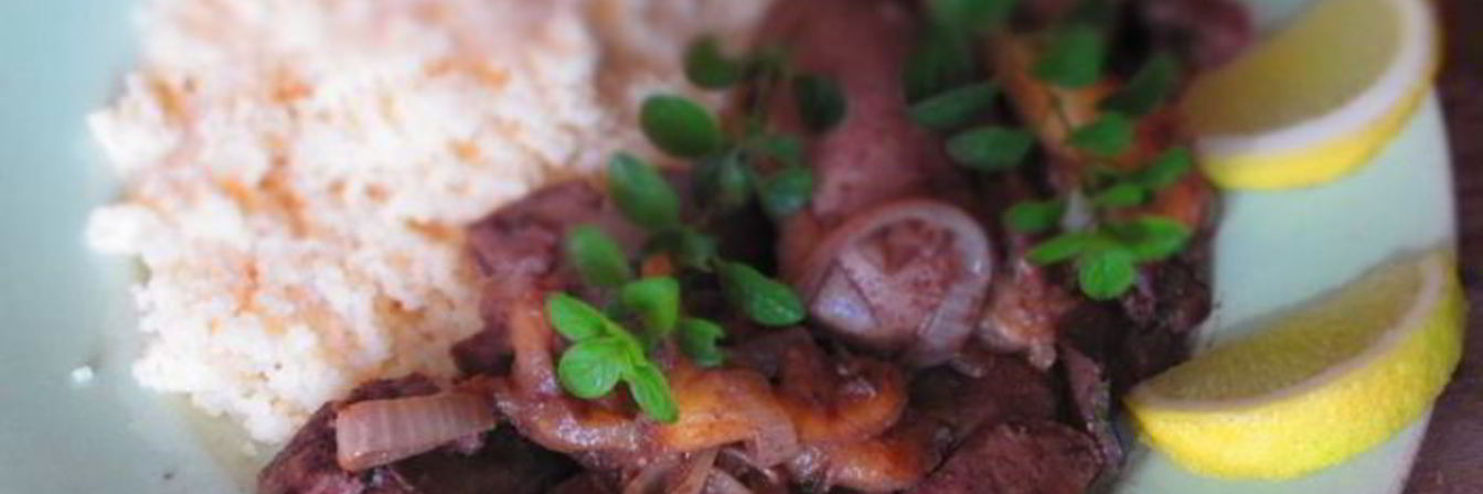 Куриная печень с яблоками и майораном