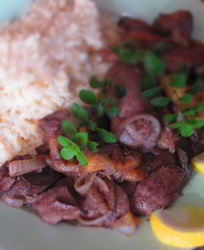 Куриная печень с яблоками и майораном