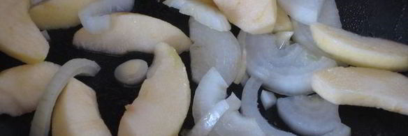 куриная печень с яблоками и майораном