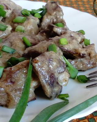 Куриная печень в сметанном соусе