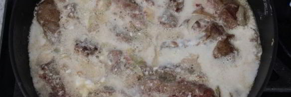 печень говяжья, тушеная в сметане