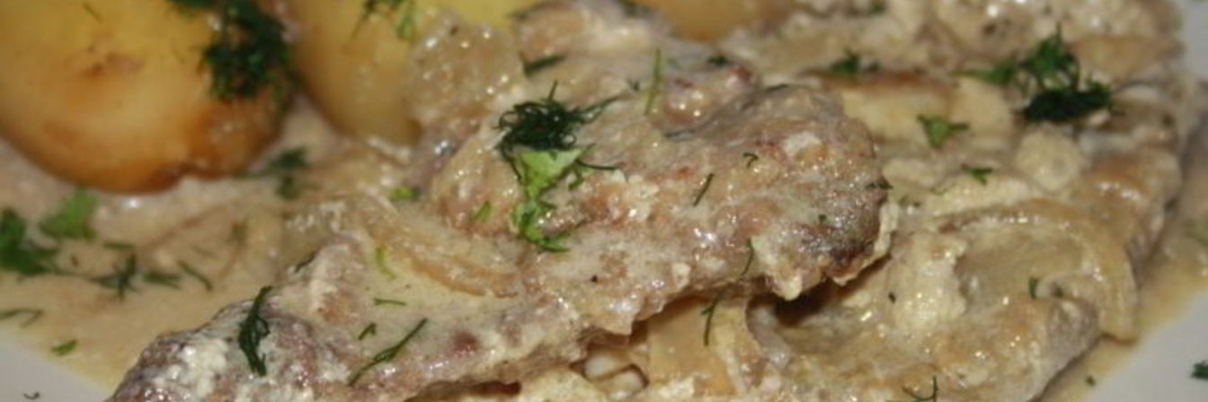 Печень Нежность в сметанно-луковом соусе