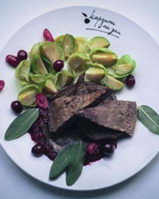 Печень с клюквенным соусом и брюссельской капустой