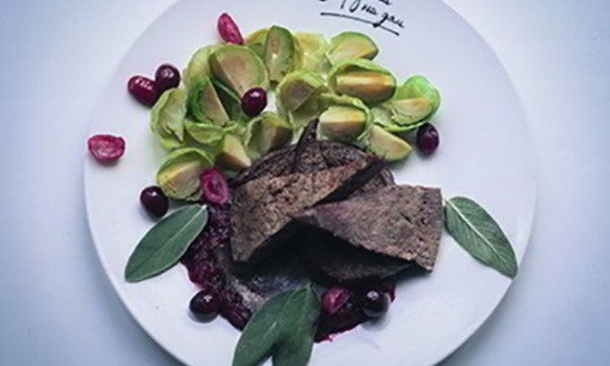 Рецепт печени с клюквенным соусом и брюссельской капустой