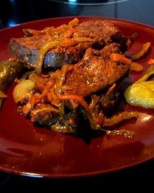 Печень с морковью и солеными огурцами