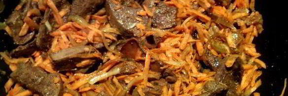 печень с морковью и солеными огурцами