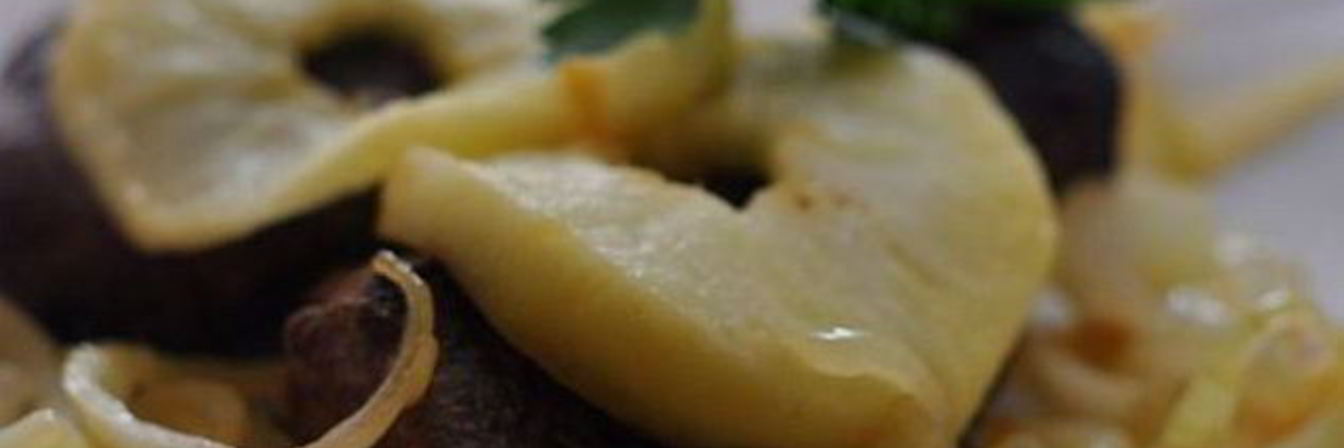 Печень с яблоками