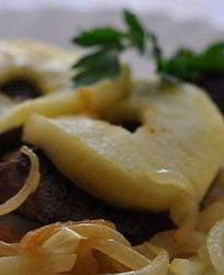 Печень с яблоками