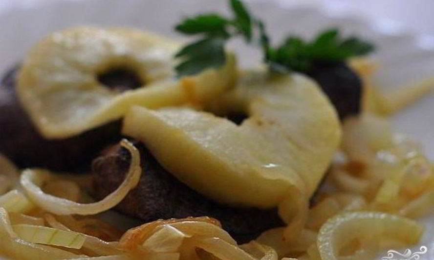 Рецепт печени с яблоками