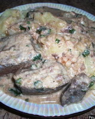 Печень свиная в соусе на сливках
