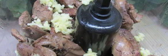 печеночные шарики с жареным луком в фисташках