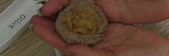 печеночные шарики с жареным луком в фисташках