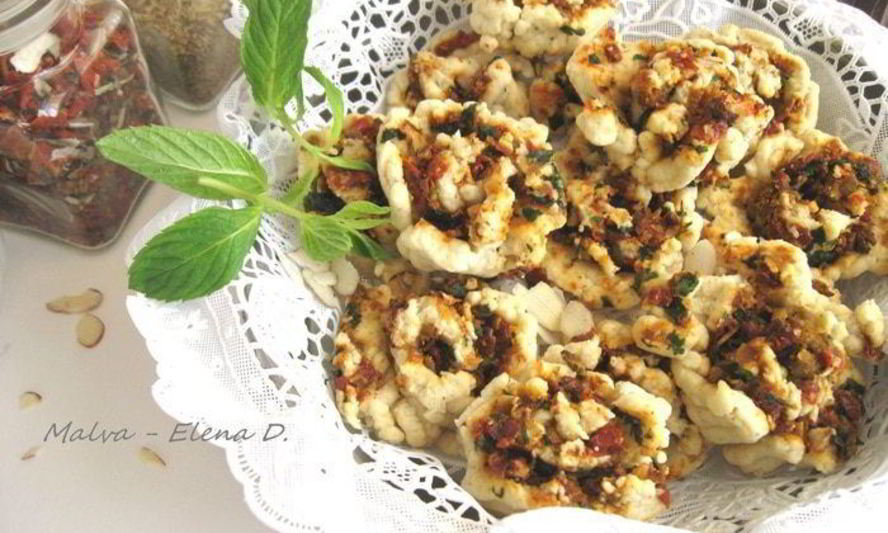 Рецепт сырного печенья с песто из помидоров, оливок и зелени