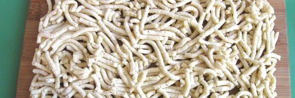 сырное печенье с песто из помидоров, оливок и зелени