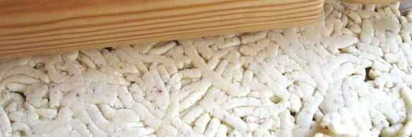 сырное печенье с песто из помидоров, оливок и зелени