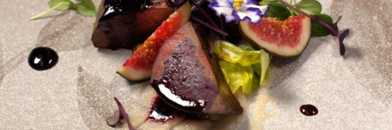 Телячья печень на пюре из яблок с ягодным соусом