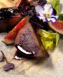 Телячья печень на пюре из яблок с ягодным соусом