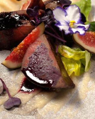 Телячья печень на пюре из яблок с ягодным соусом