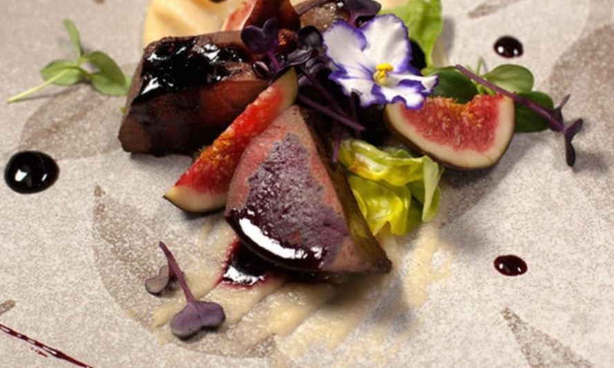 Рецепт телячьей печени на пюре из яблок с ягодным соусом