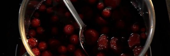 телячья печень на пюре из яблок с ягодным соусом