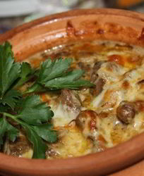 Тушеная печень с грибами в горшочке