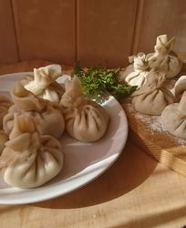 Хинкали с минеральной водой
