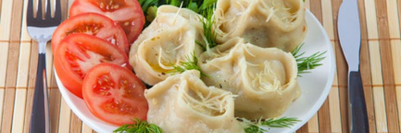 Хинкали с томатами и салатом