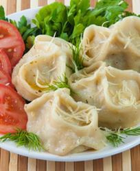 Хинкали с томатами и салатом