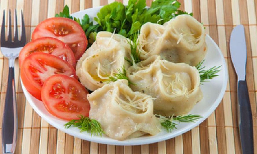 Рецепт хинкали с томатами и салатом