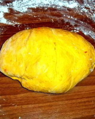 Морковно-шафрановое пельменное тесто