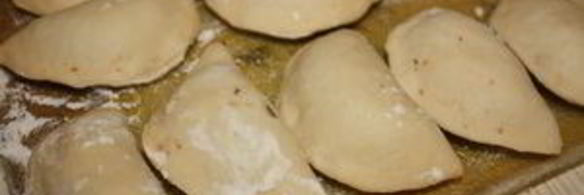 пельмени с уткой и клюквенным соусом