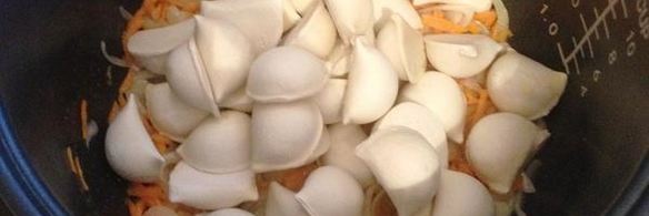 пельмени тушеные с соусом в мультиварке