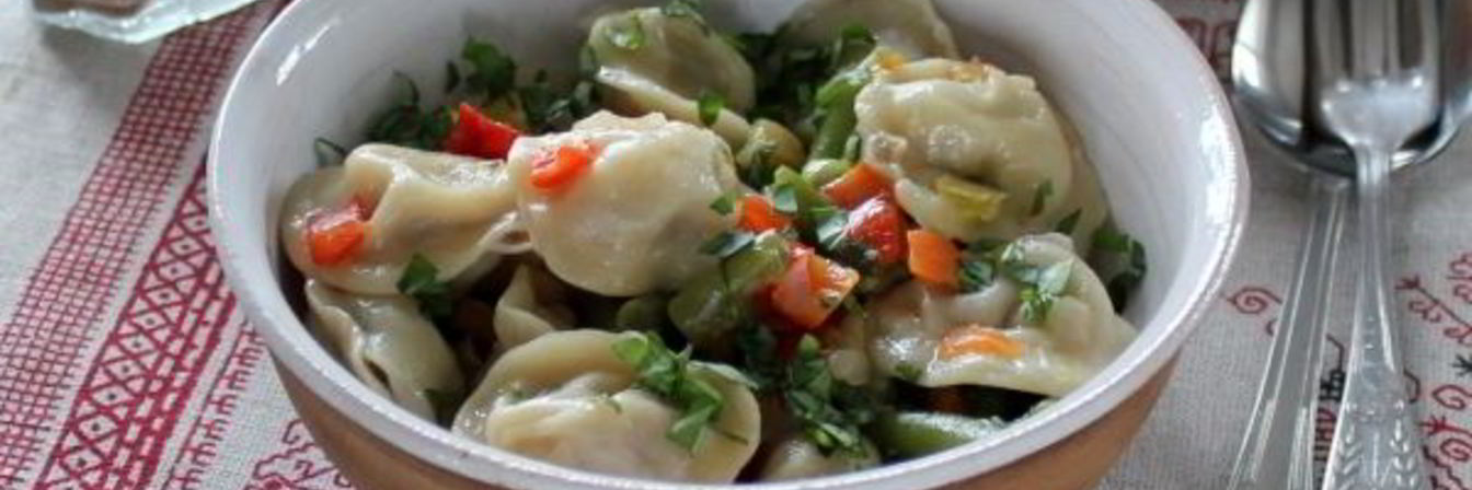 Тушеные пельмени на сковороде