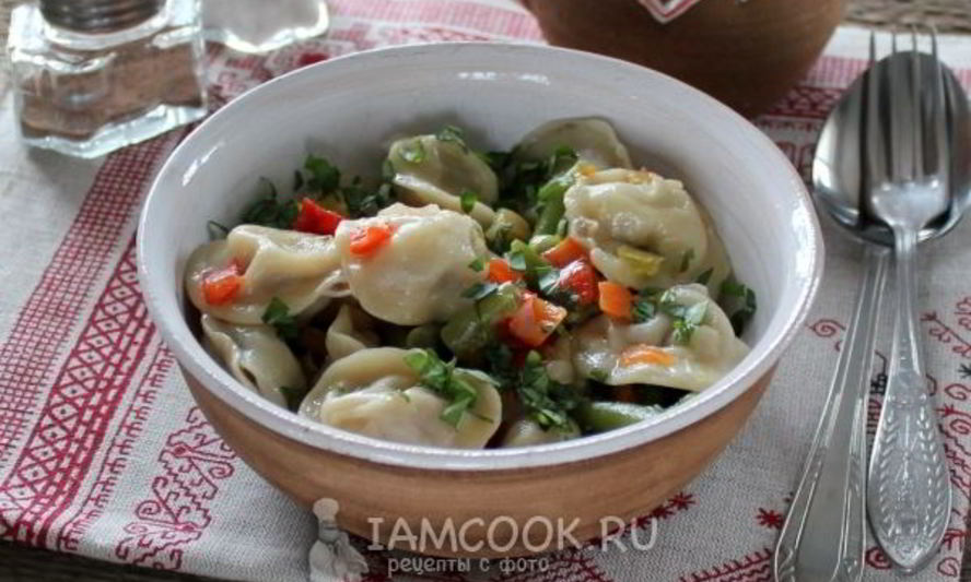 Рецепт тушеных пельменей на сковороде