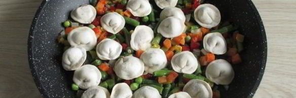 тушеные пельмени на сковороде