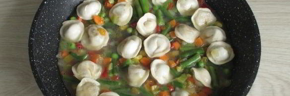 тушеные пельмени на сковороде