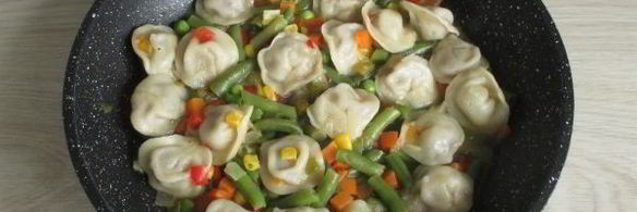 тушеные пельмени на сковороде