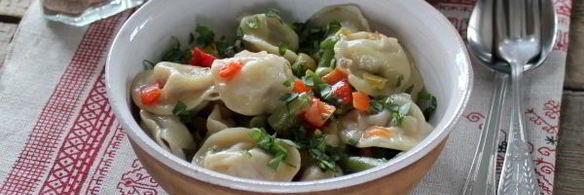 тушеные пельмени на сковороде