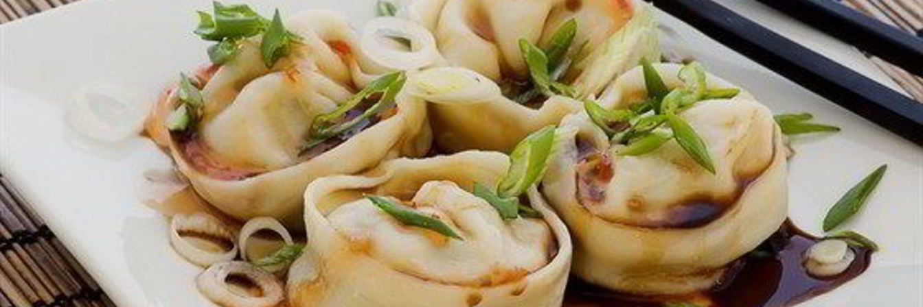 Японские пельмени с креветками, каштанами и шпинатом