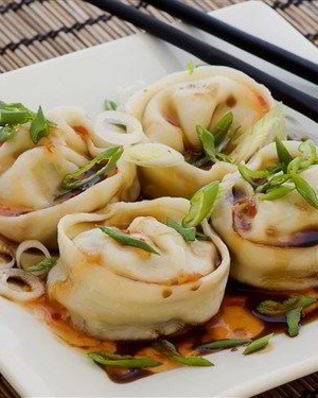 Японские пельмени с креветками, каштанами и шпинатом