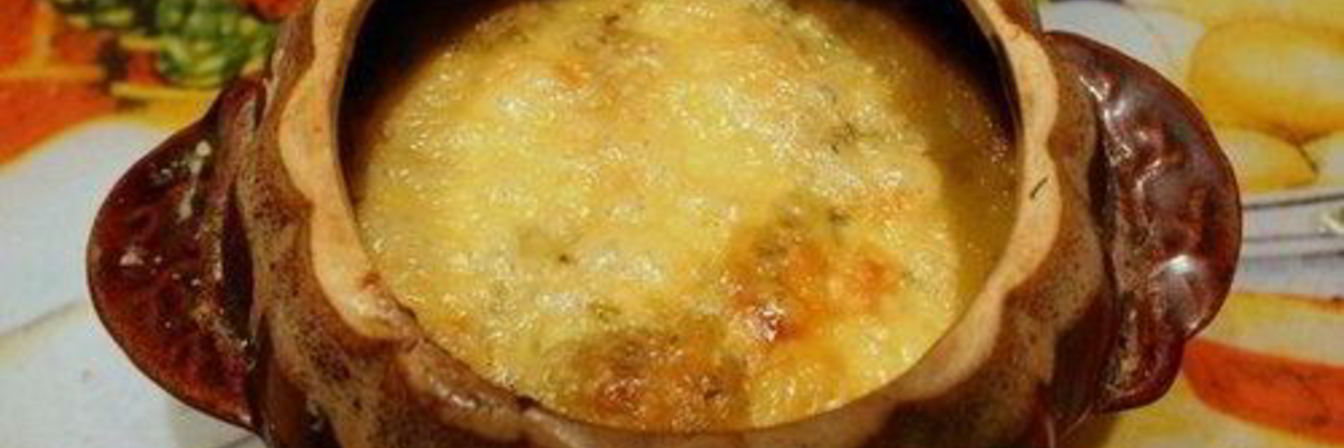 Жареные пельмени с овощами в горшочке