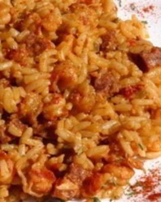Американский плов Джамбалайя с говядиной и колбасой