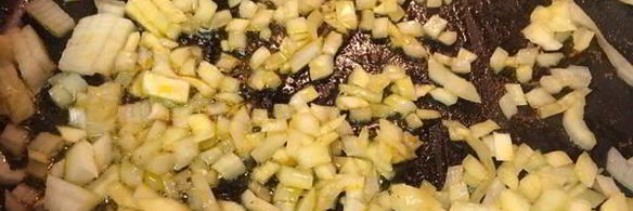 куриные бедра тушенные в плове из дикого риса