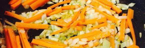 куриные бедра тушенные в плове из дикого риса