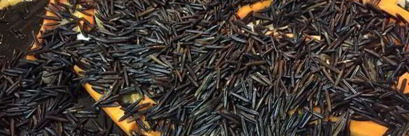 куриные бедра тушенные в плове из дикого риса