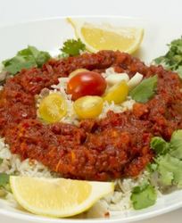 Паэлья с курицей и томатным соусом