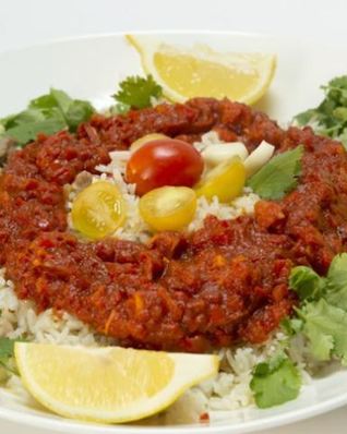 Паэлья с курицей и томатным соусом