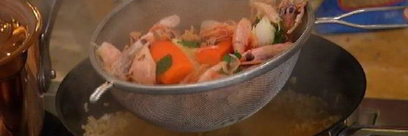 плов из бурого риса с креветками