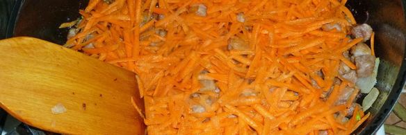 плов на сковороде со свининой